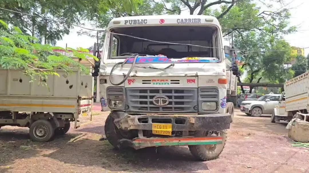 चांपा: कोसमंदा गांव में ट्रेलर वाहन ने पिकअप को मारी टक्कर, हादसे में पिकअप में सवार 2 लोगों को आई गंभीर चोट