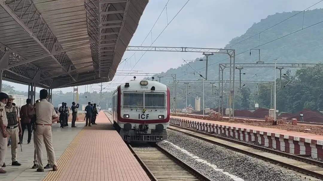 नारायणपुर: रावघाट में पहली बार CRS स्पेशल ट्रेन पहुंची, नक्सल प्रभावित बस्तर में रेलवे सेवा की उम्मीद