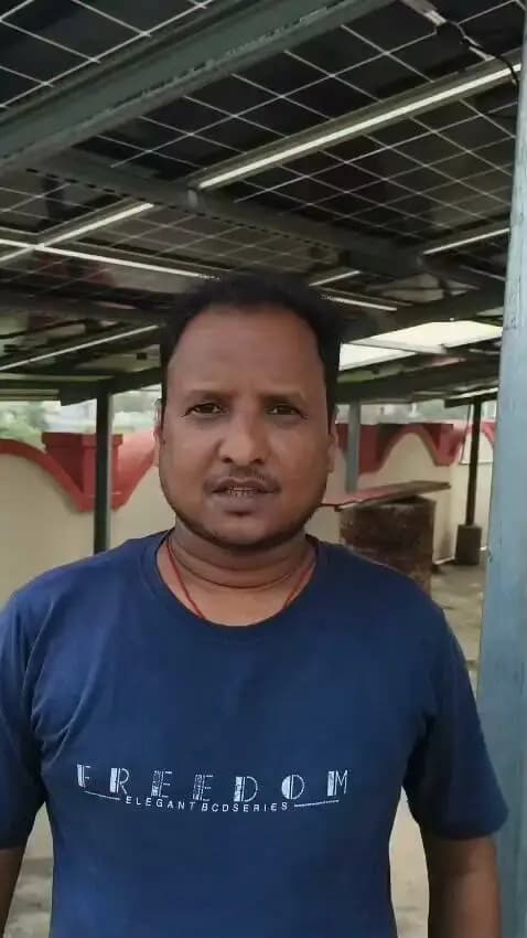 बलियरी बैढ़न निवासी श्री सचिन देव बर्मन ने प्रधानमंत्री सूर्य घर मुफ्त बिजली योजना के तहत अपने घर पर 8 किलोवाट का सोलर पैनल स्थापित कराया। सोलर पैनल लगने के बाद उनका मासिक बिजली बिल 5 से 6 हजार रुपये से घटकर मात्र 100 से 200 रुपये रह गया, जिससे परिवार को हर माह बड़ी आर्थिक बचत हो रही है।श्री बर्मन ने इस योजना के लिए प्रधानमंत्री श्री नरेन्द्र मोदी जी के प्रति आभार व्यक्त करते हुए कहा कि सौर ऊर्जा से उन्हें बिजली के खर्च में राहत के साथ स्वच्छ ऊर्जा को बढ़ावा देने का अवसर मिला है।
Jansampark Madhya PradeshCM Madhya Pradesh