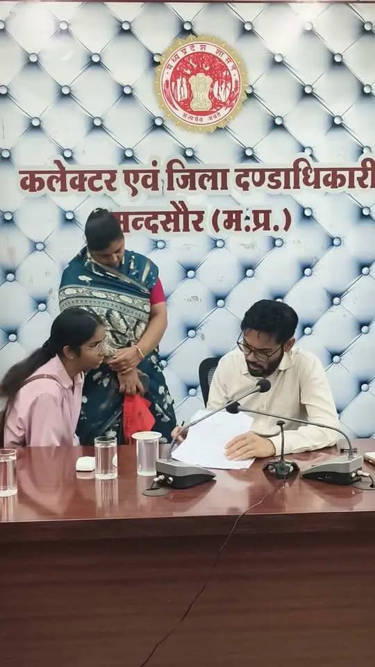 कलेक्टर श्री दिव्यांक सिंह ने जिला स्तरीय जनसुनवाई के दौरान सुशासन भवन मंदसौर में 82 विभिन्न आवेदनों में संबंधित विभागों के अधिकारियों को समय सीमा में निराकरण के निर्देश जारी किए गए। इस दौरान अपर कलेक्टर श्रीमती एकता जायसवाल एवं सीईओ जिला पंचायत श्री अनुकूल जैन द्वारा भी जनसुनवाई की गई।
#Mandsaur
#मंदसौर