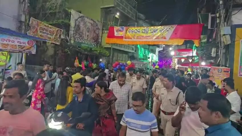 କଟକ ପୌରାଞ୍ଚଳ: ଚାଉଳିଆଗଞ୍ଜରେ ଖୁଦୁରୁକୁଣୀ ପୂଜା ପାଇଁ ପୋଲିସ ଫ୍ଲାଗ ମାର୍ଚ୍ଚ ଓ ସଜାଗତା