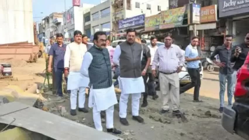बैरसिया: भोपाल के बैरागढ़ एलिवेटेड ब्रिज पर PWD मंत्री राकेश सिंह निर्माण कार्य में लापरवाही देख नाराज हुए