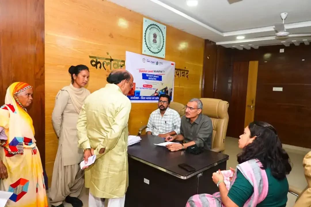 कलेक्टर श्री रणबीर शर्मा ने जनदर्शन में जिलेभर से पहुंचे नागरिकों की समस्याएं एवं मांगें सुनीं। प्राप्त 53 आवेदनों पर संबंधित अधिकारियों को नियमानुसार, गुणवत्तापूर्ण एवं समयबद्ध निराकरण सुनिश्चित करने के निर्देश दिए।
#gariyaband #जनदर्शन #जनसमस्या
