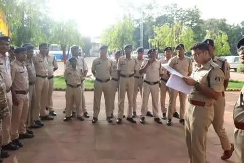 गणेश विसर्जन 2026 🙏🏻
🤝 आयोजकों के साथ समन्वय
👮♂️ ड्यूटी में तैनात बल के साथ ब्रीफिंग
📍 रूट एवं व्यवस्था की तैयारी
🚨 सुरक्षा व्यवस्था का जायजा
🛡️ हर स्थिति के लिए तैयार पुलिस बल
🙏 भक्ति भी, व्यवस्था भी
🚔 उत्सव भी, सुरक्षा भी
🪔 शांतिपूर्ण एवं सुरक्षित विसर्जन के लिए
बस्तर पुलिस सदैव तत्पर। 👮♂️🚔
🚩 गणपति बप्पा मोरया! 🙏
मंगलमूर्ति मोरया! 🕉️
#BastarPolice #GaneshVisarjan #GaneshChaturthi #गणपति_बप्पा_मोरया #Bastar