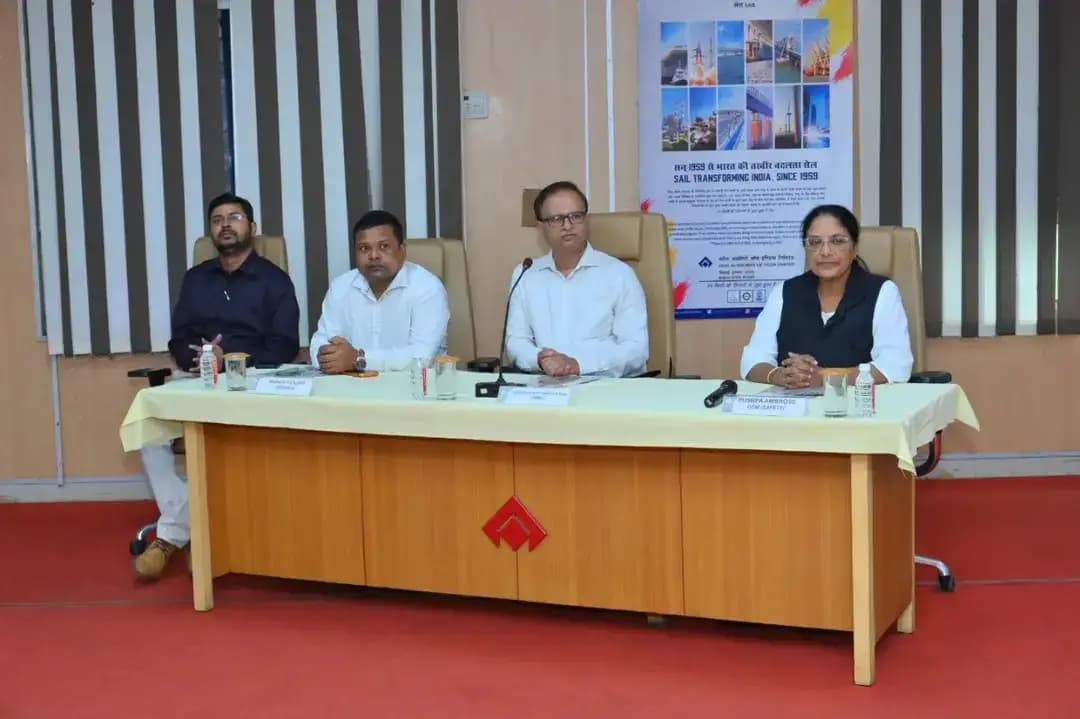 विजुअल-फ्रेंडली)
सुरक्षा नियमों का पालन, दुर्घटनाओं के रोक पर विचार
भिलाई इस्पात संयंत्र में औद्योगिक स्वास्थ्य एवं सुरक्षा विभाग द्वारा एक महत्वपूर्ण समीक्षा बैठक आयोजित की गई। उद्देश्य स्पष्ट है—हर श्रमिक के लिए सुरक्षित और स्वस्थ कार्य वातावरण।
🔹 हर जोखिम भरे कार्य के लिए अनिवार्य SOP
🔹 बिना सुरक्षा उपकरणों (PPE) और प्रशिक्षण के काम पर रोक
🔹 पुरानी दुर्घटनाओं से सीख लेकर सुरक्षा प्रणाली का सुदृढ़ीकरण
सुरक्षित कार्य संस्कृति ही एक मजबूत उद्योग की पहचान है। 👷✨
#SafetyFirst #IndustrialSafety #WorkerProtection #Bhilai #DurgDistrict HealthAndSafety ZeroAccident