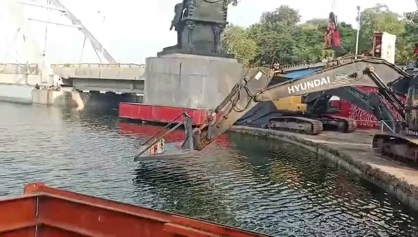 सुरक्षा और सम्मान के साथ गणेश विसर्जन प्रारंभ
भोपालवासियों से अपील है कि गणेश प्रतिमाओं का विसर्जन नगर निगम भोपाल द्वारा निर्धारित एवं चयनित विसर्जन स्थलों पर ही करें।
विसर्जन के दौरान जलस्रोतों से सुरक्षित दूरी बनाए रखें और प्रशासन द्वारा जारी सुरक्षा निर्देशों का पालन करें।
🌺 कमलापति घाट, भोपाल
सुरक्षित विसर्जन — श्रद्धा और जिम्मेदारी के साथ।
#Bhopal #GaneshVisarjan #गणेश_विसर्जन #सुरक्षित_विसर्जन #GaneshChaturthi