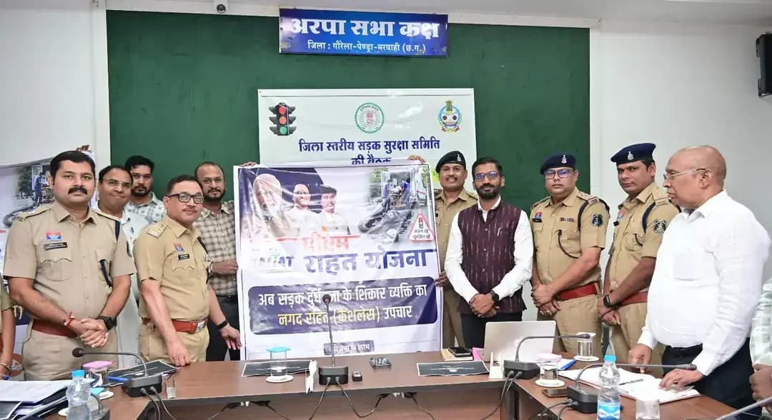 कलेक्टर श्री विजय दयाराम के. की अध्यक्षता में आज कलेक्ट्रेट के अरपा सभा कक्ष में जिला स्तरीय सड़क सुरक्षा समिति की बैठक आयोजित की गई। बैठक में जिले में सड़क दुर्घटनाओं की रोकथाम, यातायात व्यवस्था को सुगम एवं सुरक्षित बनाने तथा आम नागरिकों में यातायात नियमों के प्रति जागरूकता बढ़ाने के लिए किए जा रहे कार्यों की विस्तृत समीक्षा की गई।
#chhattisgarhcmo
#dprchhattisgarh
#GPM