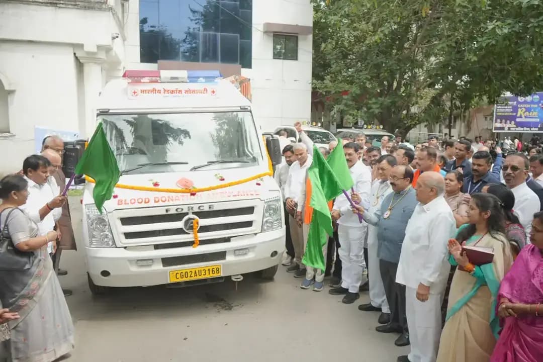 उप मुख्यमंत्री और जिले के प्रभारी मंत्री श्री अरुण साव ने आज कलेक्ट्रेट परिसर, कोरबा में जिला रेडक्रॉस सोसाइटी द्वारा संचालित आधुनिक एवं पूर्णतः वातानुकूलित ब्लड डोनेशन वैन को हरी झंडी दिखाकर रवाना किया।
#SevaSankalpAbhiyan #सेवा_संकल्प_अभियान
#KorbaDistrict #Chhattisgarh