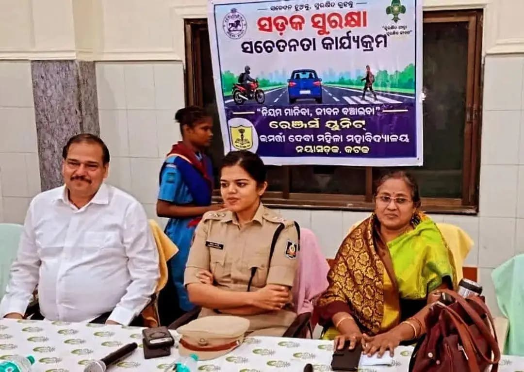 କଟକ ପୌରାଞ୍ଚଳ: କଟକର ଇମର୍ତ୍ତୀ ଦେବୀ ବିଦ୍ୟାଳୟରେ ପୋଲିସ କରିଛନ୍ତି ସଡ଼କ ସୁରକ୍ଷା ସଚେତନତା କାର୍ଯ୍ୟକ୍ରମ