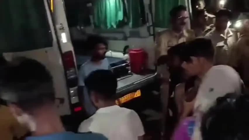 आज़मगढ़: शंभूपुर गहजी में पति ने पत्नी व दो पंडितों को मारी गोली फिर बच्चों के साथ खुद को घर में किया बंद