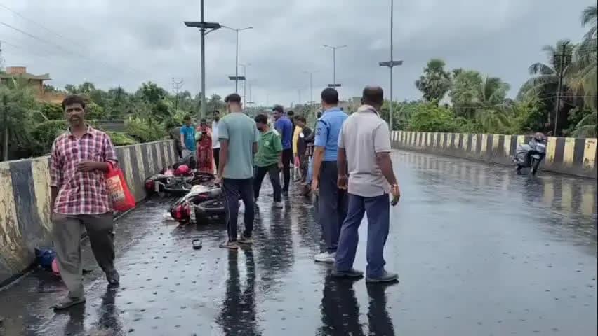 নামখানা: দুটি বাইক ও বুলেরো গাড়ির মুখোমুখি সংঘর্ষ আহত দুই মৃত এক নামখানার আতানিয়া দোয়ানিয়া ব্রিজে এই ঘটনা