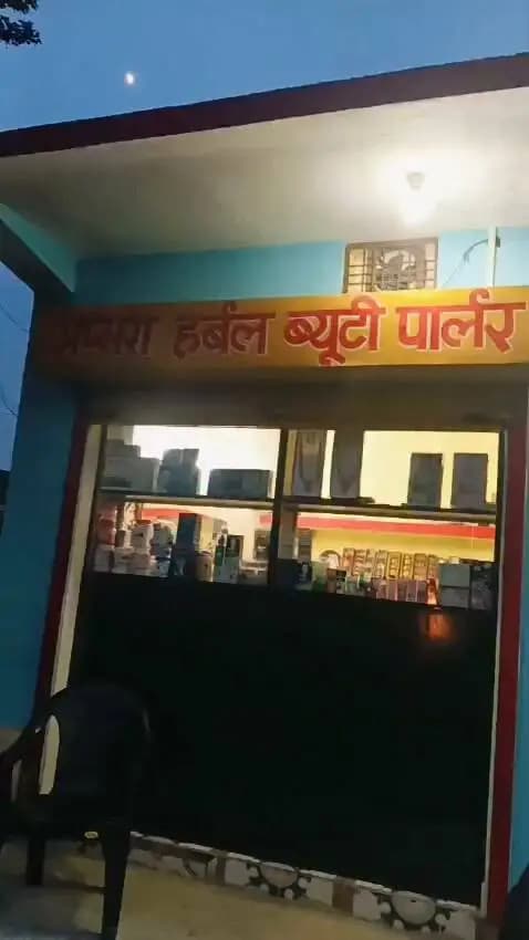 #सफलता_की_कहानी
---
कमला मंडल ने स्व-सहायता समूह से जुड़कर लिखी आत्मनिर्भरता की नई कहानी
---
सतना जिले के विकासखंड नागौद की ग्राम पंचायत महतैन की कमला मंडल ने स्व-सहायता समूह से जुड़कर आत्मनिर्भरता की दिशा में महत्वपूर्ण कदम बढ़ाया है। वर्ष 2020 में गठित मारुति स्व-सहायता समूह से जुड़कर कमला मंडल ने न केवल अपनी आर्थिक स्थिति को मजबूत किया, बल्कि समूह की अध्यक्ष के रूप में अन्य महिलाओं को भी आगे बढ़ने के लिए प्रेरित किया।
समूह से जुड़कर बढ़ा आत्मविश्वास
मारुति स्व-सहायता समूह का गठन 27 अगस्त 2020 को हुआ। समूह की गतिविधियों से जुड़ते हुए कमला मंडल ने बचत, आपसी सहयोग और आर्थिक गतिविधियों के माध्यम से आगे बढ़ने का प्रयास किया। समूह की अध्यक्ष के रूप में वह समूह की महिलाओं को संगठित करने और उन्हें आत्मनिर्भर बनने के लिए प्रोत्साहित करने में सक्रिय भूमिका निभा रही हैं।
डेढ़ लाख रुपये की वार्षिक आय
स्व-सहायता समूह से जुड़ने के बाद कमला मंडल की आर्थिक स्थिति में सकारात्मक बदलाव आया है। विभिन्न आजीविका गतिविधियों से वर्तमान में उनकी वार्षिक आय लगभग 1 लाख 50 हजार रुपये तक पहुंच गई है। अपनी मेहनत और समूह से मिले सहयोग के बल पर कमला मंडल आज आर्थिक रूप से सशक्त होकर परिवार की जरूरतों में भी सहयोग कर रही हैं।
कमला मंडल का कहना है कि स्व-सहायता समूह महिलाओं के लिए केवल बचत और ऋण का माध्यम नहीं है, बल्कि यह उन्हें आत्मविश्वास, आर्थिक मजबूती और आगे बढ़ने का अवसर भी प्रदान करता है। आज वह स्वयं आत्मनिर्भर बनने के साथ ही समूह की अन्य महिलाओं को भी आर्थिक रूप से सशक्त बनने के लिए प्रेरित कर रही हैं।
CM Madhya Pradesh
Dr Mohan Yadav
#JansamparkMP
#SevaSankalpAbhiyan
#सेवा_संकल्प_अभियान