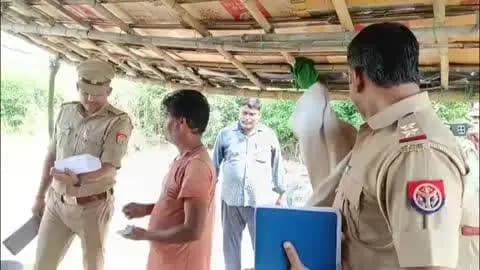 जसराना: पाढ़म में एसडीएम के नेतृत्व में फायर विभाग और पुलिस की टीम ने पटाखे की दुकानों का किया निरीक्षण