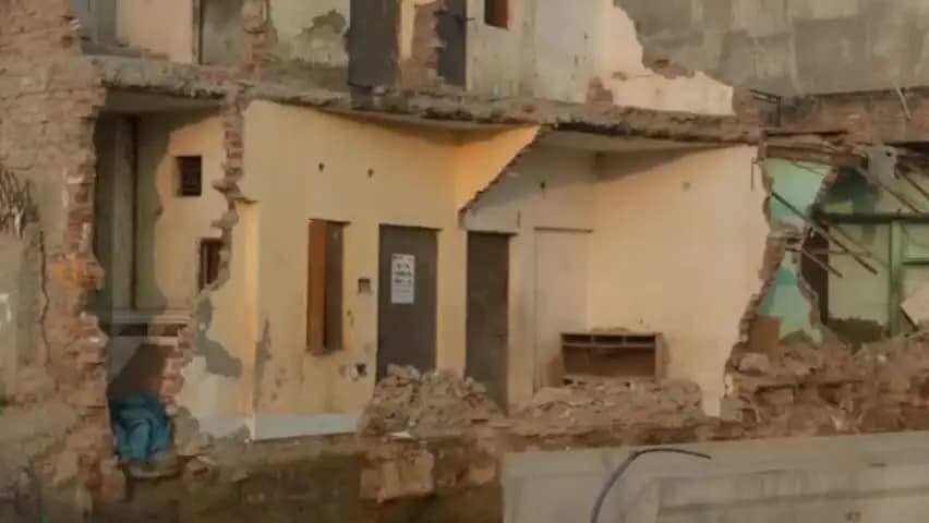 शालीमार बाग में देर रात चला बुलडोजर, मैक्स हॉस्पिटल रोड पर डिमोलिशन ड्राइव