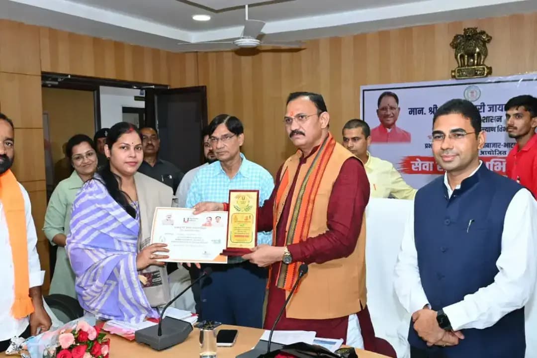 सेवा संकल्प अभियान में जनभागीदारी को मिलेगी नई गति
बलौदाबाजार-भाटापारा जिले के प्रभारी मंत्री एवं स्वास्थ्य मंत्री श्री श्याम बिहारी जायसवाल ने सेवा संकल्प अभियान के तहत आयोजित होने वाले कार्यक्रमों की तैयारियों की समीक्षा की और सभी आयोजनों को गरिमापूर्ण एवं प्रभावी बनाने के निर्देश दिए।
उन्होंने अंगदान का संकल्प लेने वाले 5 दानदाताओं को प्रशस्ति पत्र देकर सम्मानित किया और उन्हें समाज के लिए प्रेरणास्रोत बताया।
बैठक में ‘मेरे सपनों का भारत’, ‘आंगन मिलन’, ‘सेवा की कहानी’, ‘सेवा मेरा योगदान’ और ‘सेवा सेतु’ कार्यक्रमों की तैयारियों की समीक्षा की गई। सेवा सेतु शिविरों में मेगा हेल्थ कैंप के साथ लोगों की समस्याओं का मौके पर निराकरण कर उन्हें योजनाओं का लाभ दिलाने पर जोर दिया गया।
मुख्यमंत्री श्री विष्णु देव साय के नेतृत्व में सुशासन सरकार सेवा, संवेदना और जनभागीदारी के माध्यम से जनकल्याण को नई गति देने के लिए निरंतर कार्य कर रही है।
#SushasanSarkar #सुशासन_सरकार
#SevaSankalpAbhiyan #SevaSetu #JanBhagidari
