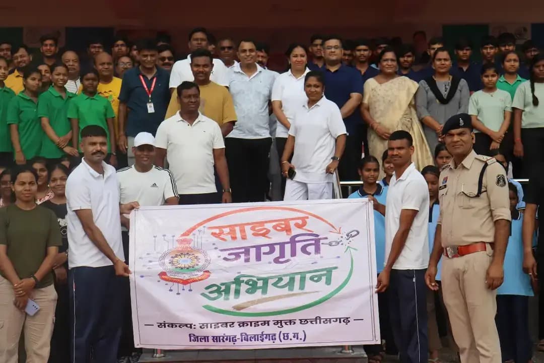 "सेवा संकल्प अभियान" और "11 वीं आयुर्वेद दिवस" की उपलक्ष्य पर सारंगढ़ बिलाईगढ़ जिले के खेलभाठा मैदान पर योग कार्यक्रम का आयोजन किया गया।
इस दौरान जिला कलेक्टर श्रीमती पद्मिनी भोय साहू, एसपी सुनील शर्मा, जिला पंचायत सीईओ ऋषिकेश सिंह, एसडीओपी सारंगढ़ श्री गोविंद दीवान, उप पुलिस अधीक्षक मुख्यालय संतोषी ग्रेस, एसडीएम, रक्षित निरीक्षक एवं तहसीलदार सहित अन्य अधिकारी और स्कूली बच्चे मौजूद रहें।
कार्यक्रम के दौरान पुलिस अधीक्षक सुनील शर्मा द्वारा छत्तीसगढ़ पुलिस द्वारा संचालित "साइबर जागृति अभियान" के बारे में विस्तृत जानकारी दी गई। और सभी से अपील करते हुए साइबर अपराध से सतर्क रहने की जरूरत पर जोर दिया।
इसके अलावा किसी भी प्रकार की फर्ज़ी लिंक, ओटीपी, यूपीआई पिन, निजी जानकारी साझा न करने, फ़र्जी सोशल मीडिया से ब्लैकमेल करने, नौकरी के नाम पर कैसे आज लोगों के साथ ठगी की जा रही है इसके बारे में विस्तार से बताया। साथ ही किसी भी प्रकार की ठगी होने पर तत्काल राष्ट्रीय हेल्पलाइन नंबर 1930 पर तत्काल रिपोर्ट दर्ज़ कराने के लिए अपील की।
#cybercrime #chhattisgarh #police #insta #post