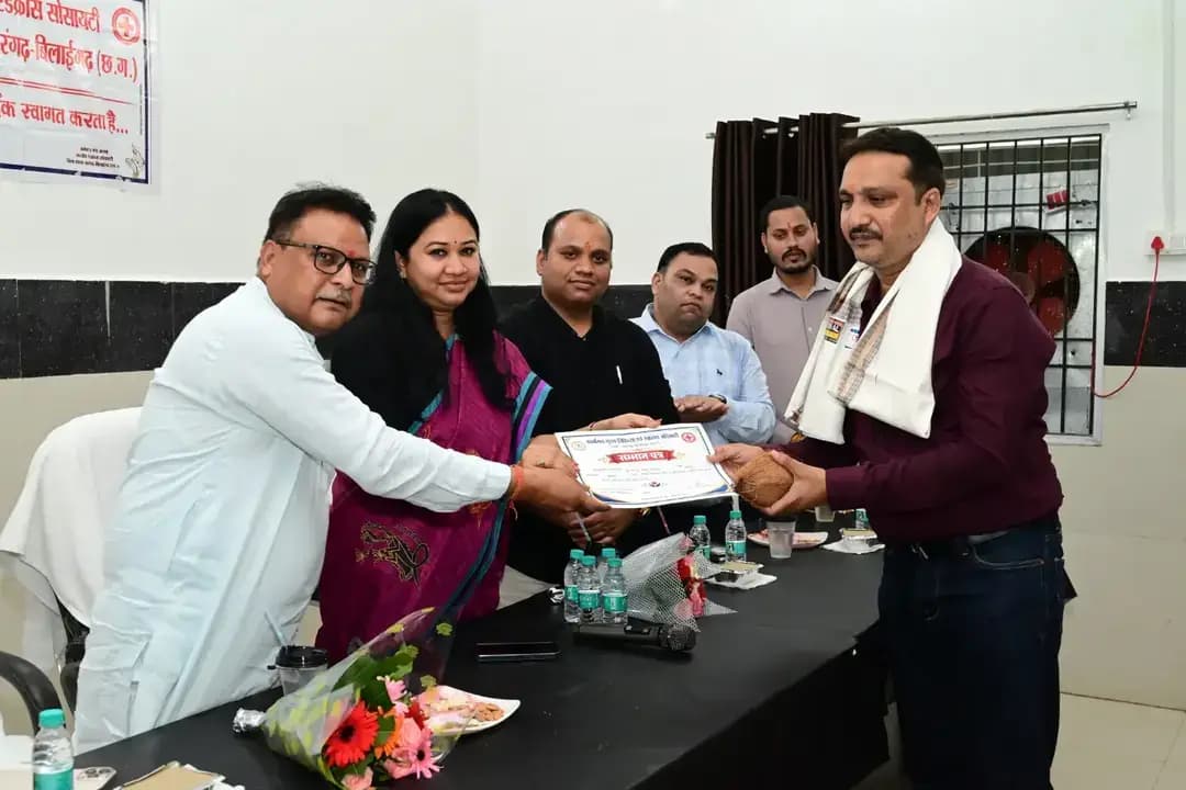 जिला अस्पताल सारंगढ़ में आयोजित अंगदान संकल्प कार्यक्रम में पूर्व से देहदान का संकल्प ले चुके भटगांव निवासी रामलाल साहू, नीरा साहू एवं धोबन-बिलाईगढ़ निवासी डॉ. निर्मला साहू को कलेक्टर पद्मिनी भोई साहू ने सम्मानित किया।
कार्यक्रम में नत्थू लाल केडिया एवं संतोषी जायसवाल ने अंगदान के लिए नामांकन फॉर्म भरा। वहीं संतोष कुमार थवाईत, जगतराम नायक, सत्यनारायण साहू, शिवकुमारी साहू, पुरुषोत्तम साहू एवं कुसुम लाल साहू ने देहदान की इच्छा जताई।
इस अवसर पर जनप्रतिनिधि ज्योति पटेल, सीएमएचओ डॉ. पुष्पेंद्र कुमार वैष्णव, सिविल सर्जन डॉ. दीपक जायसवाल, डीपीएम दीपक, अमित तिवारी, डॉ. जे.एन. शुक्ला, प्रकाश अग्रवाल, हितेश अजगल्ले एवं दीपक थवाईत सहित रेडक्रॉस सदस्य, चिकित्सक, स्वास्थ्यकर्मी एवं सामाजिक कार्यकर्ता उपस्थित रहे।
#sarangarhdistrict
#SevaSankalp
#sev