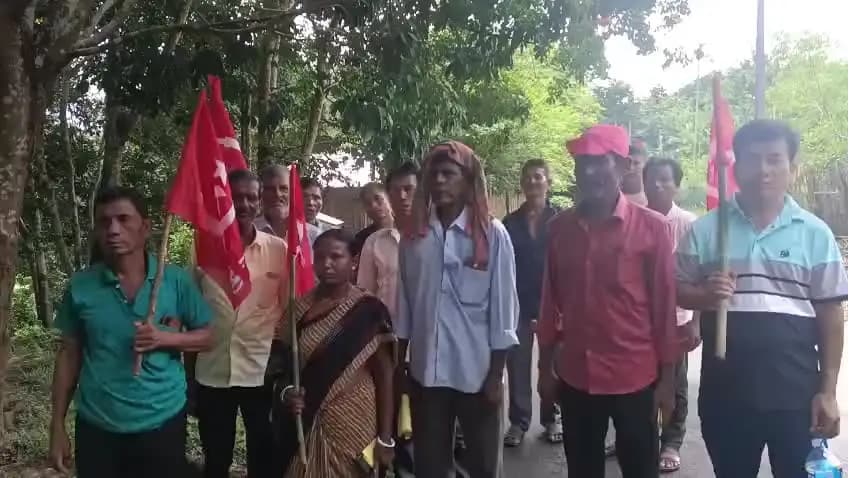 সাব্রুম: বামফ্রন্ট প্রার্থীদের সমর্থনে চালিতাছড়ি এডিসি ভিলেজে বাড়ী বাড়ী প্রচার সংগঠিত করেন সিপিআই(এম)