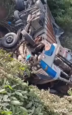 जलालपुर: जलालपुर क्षेत्र में सरिया लदा ट्रक पुल से टकराकर नाले में गिरा, अकबरपुर-शाहगंज मार्ग पर हादसे में चालक गंभीर रूप से घायल