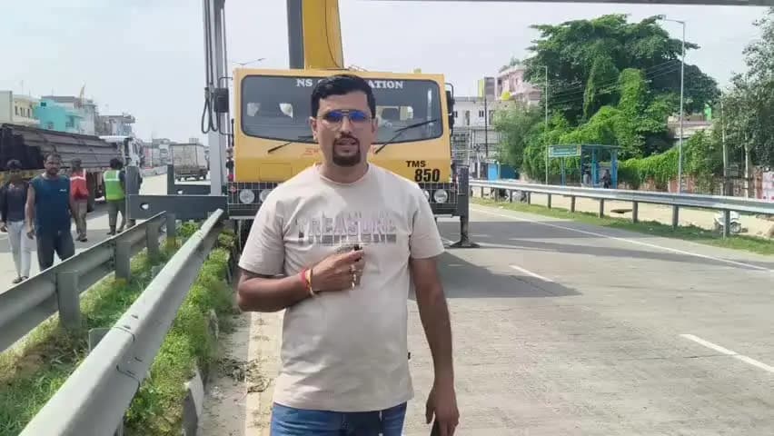 मोहनिया: उड़ीसा से लखीमपुर खीरी जा रही 308 चक्के की वायरल ट्रक के लिए फुट ओवर ब्रिज हटाए जा रहे, भीड़ जुटी