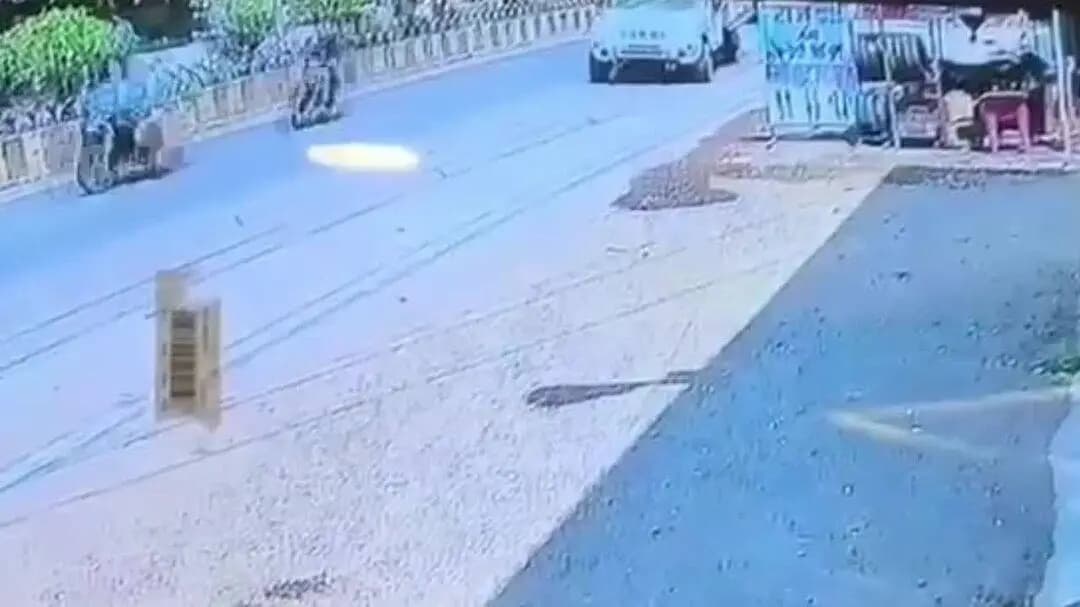 खरगौन: खरगोन हादसे का CCTV वीडियो वायरल: पिकअप से बचते ही ट्रक की चपेट में आई बाइक, 17 वर्षीय युवक की मौत