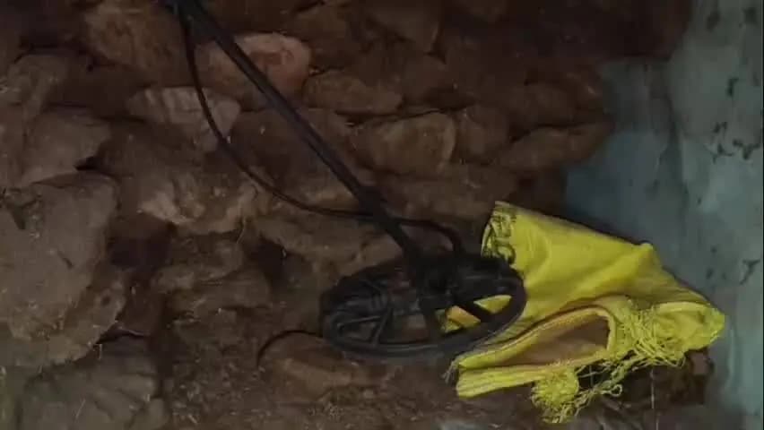 मौदहा: मुस्करा कस्बे में रात में घर के अंदर खोदाई करते मिले चार युवक, मेटल डिटेक्टर बरामद
