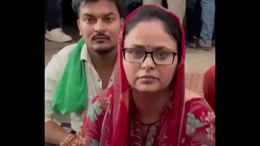 बड़ौत: बड़ौत की मंडी घनश्याम कॉलोनी में बहु ने ससुराल की चौखट पर परिवार सहित धरने पर बैठी