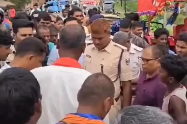 हलसी: जर्जर सड़क एवं जल जमाव से आक्रोशित ग्रामीण सड़क पर उतरे,प्रेम डीहा गांव के समीप हलसी-सिकंदरा मुख्य मार्ग को किया जाम