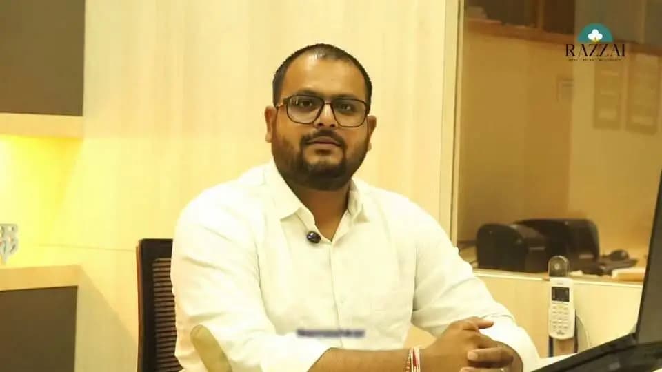 आत्मनिर्भर भारत की मिसाल बने हरदा के युवा उद्यमी! 🇮🇳
पाठक कॉलोनी, हरदा के युवा उद्यमी पलाश करोड़े ने प्रधानमंत्री रोजगार सृजन कार्यक्रम (PMEGP) का लाभ उठाकर खुद का सफल व्यवसाय खड़ा किया है।
वर्ष 2021-22 में केनरा बैंक के पीछे शुरू की गई उनकी यूनिट 'रज़ाई वर्ल्ड' आज क्विल्ट और कम्फर्टर निर्माण में एक जाना-माना नाम बन गई है।
सेंट्रल बैंक ऑफ इंडिया द्वारा उनकी 25 लाख की परियोजना को स्वीकृति मिली और PMEGP के तहत 25% यानी 6.25 लाख रुपये की सब्सिडी से उन्हें बड़ा संबल मिला।
खास बात यह है कि पलाश ने सिर्फ खुद को आत्मनिर्भर नहीं बनाया, बल्कि 22 स्थानीय युवाओं को रोजगार* देकर उनके परिवारों में भी खुशियां बिखेरी हैं।
जो युवा नौकरी ढूंढने की बजाय जॉब प्रोवाइडर बनना चाहते हैं, उनके लिए पलाश एक बड़ी प्रेरणा हैं।
#खुशियों_की_दास्तां
#सेवा_संकल्प_अभियान
#SevaSankalpAbhiyan
#PMEGP #AtmanirbharBharat
#VocalForLocal #SuccessStory
#Harda #हरदा