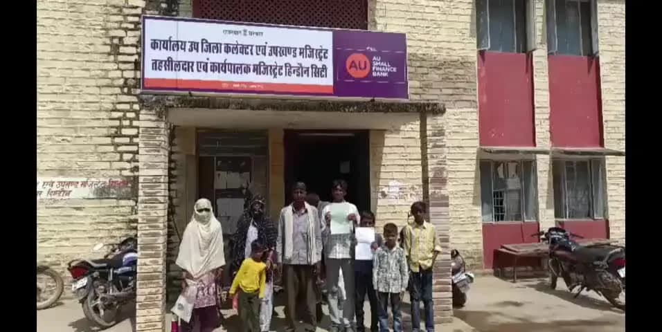 हिण्डौन: अटकौली में आम रास्ते पर अवैध कब्जे के विरोध में SDM व विकास अधिकारी को सौंपा ज्ञापन, रास्ता खुलवाने की लगाई गुहार