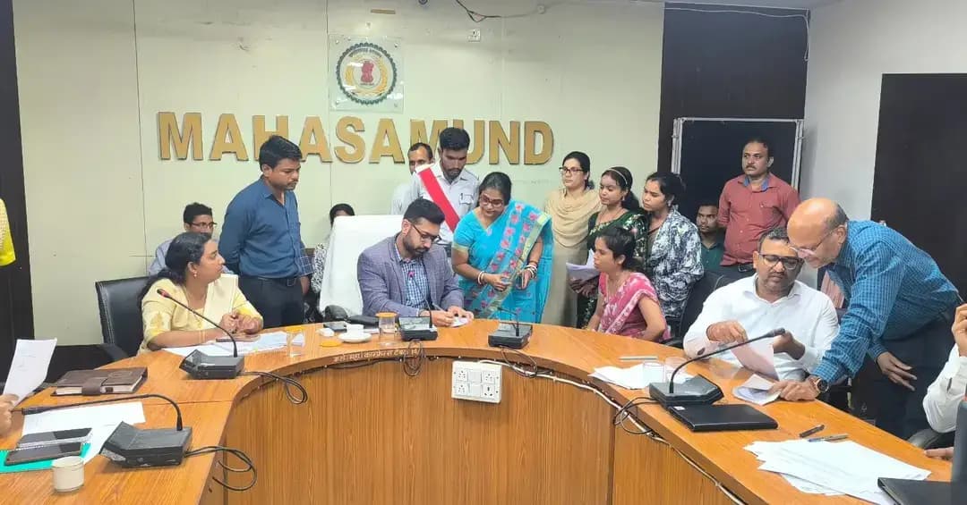 कलेक्टर जनदर्शन में जिला भर से आए 75 आवेदकों ने अपनी समस्याएं और मांग से जुड़े आवेदन के संबंध में कलेक्टर श्री विनय कुमार लंगेह को बताया। जिसके बाद कलेक्टर श्री लंगेह ने आवेदन से संबंधित अधिकारियों को आवश्यक दिशा निर्देश दिए। बेलसोंडा से बेमचा माइनिंग नहर के माध्यम से पानी पहुंचाने अथवा बोरिंग खनन सहित विभिन्न समस्याओं को लेकर आवेदन प्राप्त हुएजनदर्शन में जिला पंचायत सीईओ सुश्री अनुपमा आनंद समेत अपर कलेक्टर श्री सचिन भूतड़ा, श्री रवि साहू सहित जिला स्तरीय अधिकारी मौजूद थे।
#jandarshan #GoodGoverance #chhatttisgarh #mahasamund