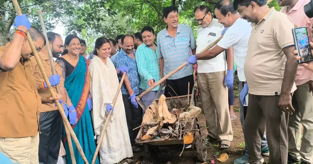 सेवा संकल्प अभियान के तहत आज महासमुन्द नगर पालिका इलाके बंधवा तालाब में 'सेवा मेरा योगदान' के तहत स्वच्छता अभियान चलाया गया। महासमुन्द लोकसभा सांसद श्रीमती रूपकुमारी चौधरी, महासुमन्द विधायक श्री योगेश्वर राजू सिन्हा, छत्तीसगढ़ राज्य बीज एवं कृषि विकास निगम के अध्यक्ष चंद्रहास चंद्राकर समेत जनप्रतिनिधि और आम नागरिकों ने 'सेवा मेरा योगदान' में सहभागिता प्रदान की।
#SevaSankalp #sevamerayogdan #सेवा_संकल्प_अभियान #SwachhBharat #JanSeva