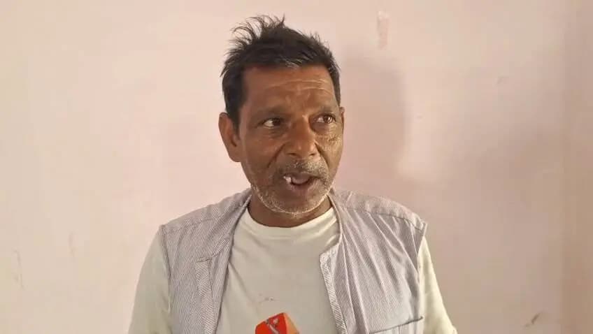 'सेवा संकल्प अभियान 2026'
पक्के आवास, पानी और योजनाओं का मिल रहा लाभ—बदल रही है आमजन की जिंदगी! 🏡💧
ग्राम गुढ़ा के निवासी श्री गणेश प्रसाद कुर्मी जी इस वीडियो में साझा कर रहे हैं कि कैसे प्रधानमंत्री आवास योजना के तहत उन्हें पक्की कुटीर (आवास), कपिलधारा योजना के अंतर्गत कूप निर्माण और निरंतर मिल रहे राशन का लाभ मिला है। सरकारी योजनाओं से जीवन में आए इस बड़े बदलाव के लिए उन्होंने माननीय प्रधानमंत्री श्री नरेंद्र मोदी जी की सरकार का हृदय से आभार व्यक्त किया है।
जन-कल्याणकारी योजनाओं से संवरता हर एक जीवन, यही है हमारी सरकार का संकल्प! #jansamparkMP #sagar #AshirwadKaDiya #SevaSankalp2026