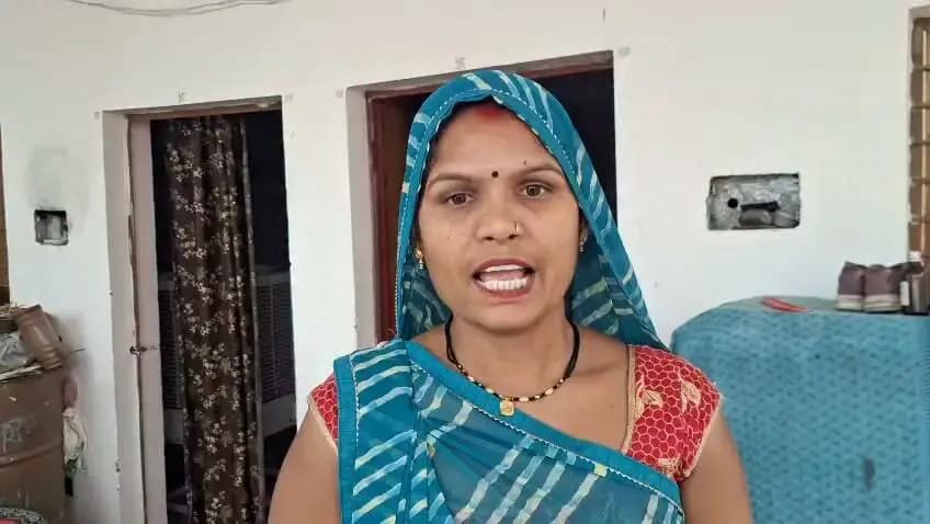 'सेवा संकल्प अभियान 2026'
आवास और गैस सिलेंडर की सौगात से महक उठा गृहणी का संसार! 🏡🔥ग्राम गुढ़ा की निवासी श्रीमती सुजाता कुर्मी जी इस वीडियो में बता रही हैं कि उन्हें प्रधानमंत्री आवास योजना के अंतर्गत पक्के मकान का लाभ मिला है और साथ ही गैस सिलेंडर की सुविधा भी प्राप्त हुई है。 जीवन को आसान बनाने वाली इन कल्याणकारी योजनाओं के लिए उन्होंने प्रधानमंत्री और मुख्यमंत्री जी का धन्यवाद ज्ञापित किया है。 मातृशक्ति के कल्याण और संवर्धित जीवन के लिए सरकार की प्रतिबद्धता का यह एक बेहतरीन उदाहरण है। 🙏✨ #jansamparkMP #sagar #AshirwadKaDiya #SevaSankalp2026