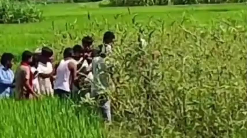 डुमरा: सीतामढ़ी में त्रिभुवन की गिरफ्तारी का वीडियो वायरल, ग्रामीणों ने पकड़कर पीटा