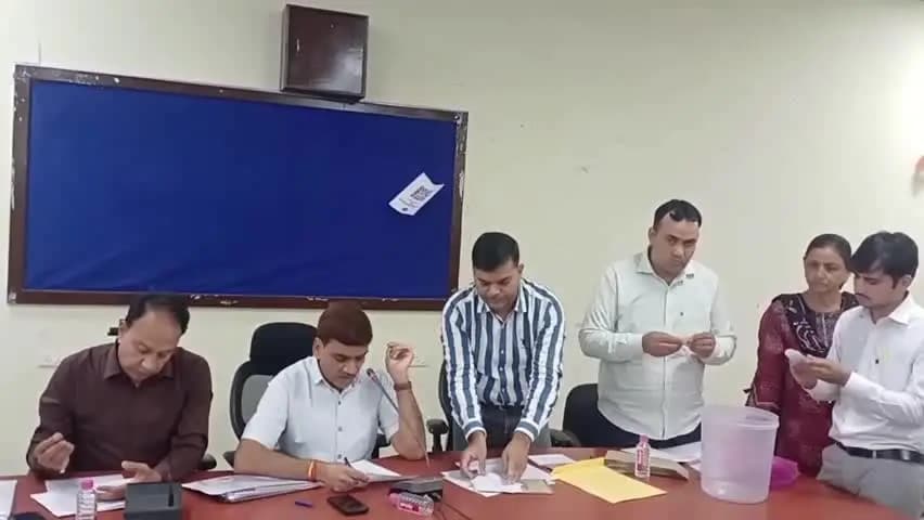 झुंझुनू: झुंझुनूं में पंचायत आरक्षण की लॉटरी पूरी, 14 प्रधान, 41 जिला परिषद और 14 पं. स. के वार्डों की आरक्षण तस्वीर साफ