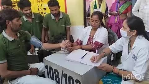 औरैया: दिबियापुर सामुदायिक स्वास्थ्य केंद्र में लगाया गया स्वास्थ्य शिविर, बड़ी संख्या में पहुंचे नगर पंचायत के स्वच्छता कर्मी