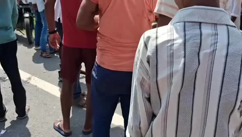 लौरिया: एनएच-727 पर ट्रक की टक्कर से 3 युवकों की मौत, एक माह में दूसरा बड़ा हादसा