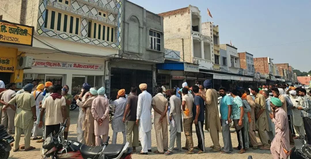 कालांवाली: सिरसा के कालांवाली में डीएपी खाद की कमी, पुलिस के साथ किसानों की मारामारी