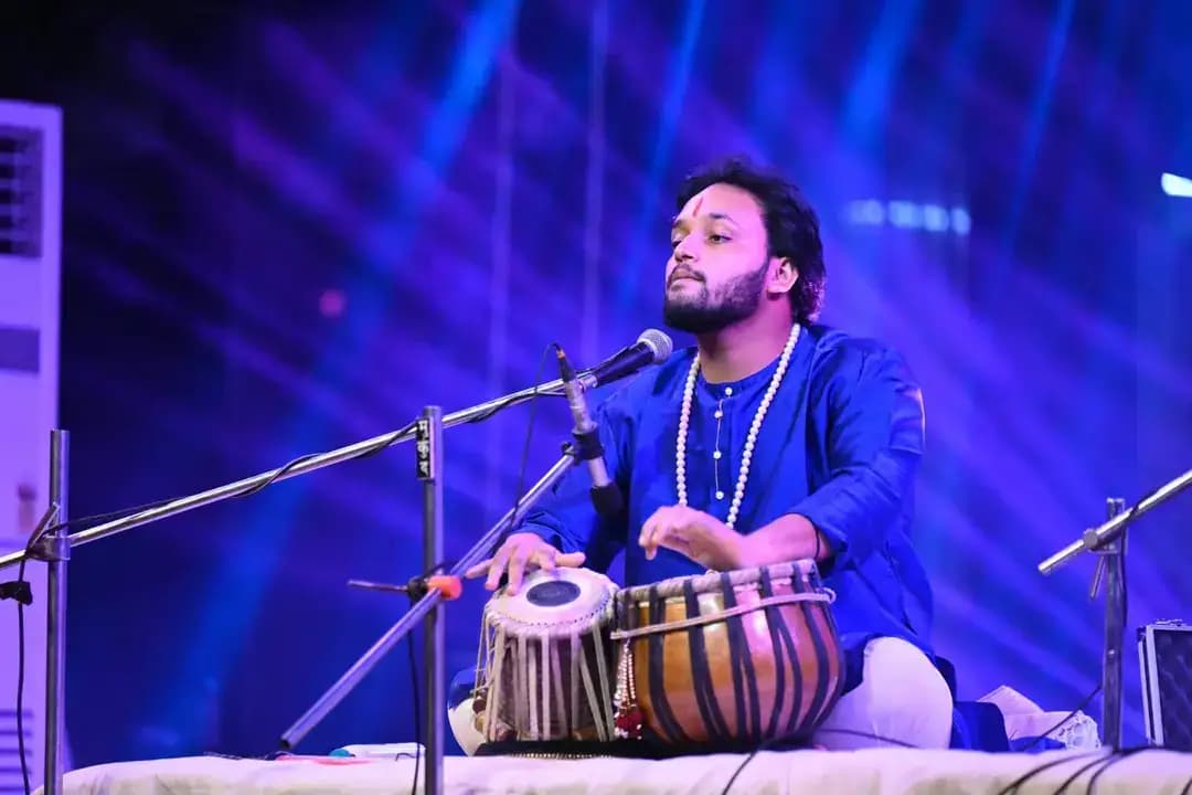 तबला, पखावज और संतूर की प्रस्तुतियों से गूंजा चक्रधर समारोह
तबले की थाप और संतूर के सुरों से गूंजा समारोह स्थल
शास्त्रीय संगीत के सुर-ताल से सजी चक्रधर समारोह की आठवीं संध्या
#41chakradharsamaroh #chakradharsamaroh2026 #raigarh