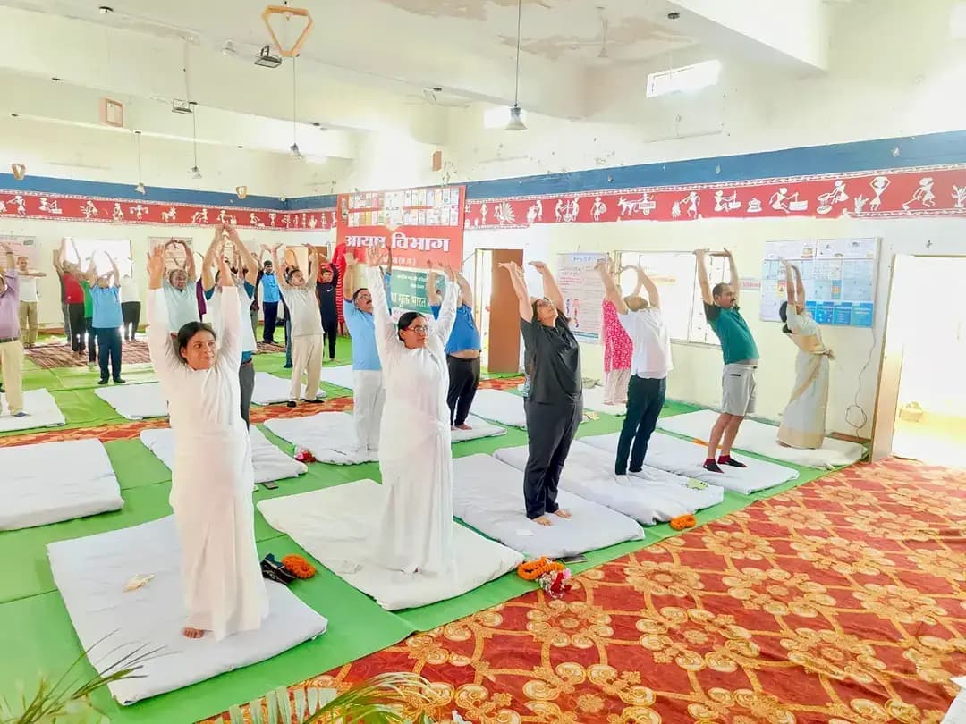 सेवा संकल्प अभियान’ के तहत जिलास्तरीय आयुष स्वास्थ्य मेला एवं योग जनजागरूकता शिविर
बैकुण्ठपुर के सांस्कृतिक भवन में आयोजित निःशुल्क आयुष स्वास्थ्य मेले में नागरिकों को योग, ध्यान एवं आयुर्वेद के माध्यम से स्वस्थ जीवनशैली अपनाने के लिए जागरूक किया गया।
🧘♀️ योग एवं प्राणायाम का अभ्यास
🏥 निःशुल्क स्वास्थ्य जांच एवं औषधि वितरण
🌱 औषधीय पौधों की प्रदर्शनी
📖 आयुर्वेद के महत्व पर जनजागरूकता
कलेक्टर श्रीमती रोक्तिमा यादव ने नागरिकों से स्वस्थ तन के लिए योग, मन की शांति के लिए ध्यान और बेहतर जीवन के लिए आयुर्वेद को दैनिक जीवन में शामिल करने का आह्वान किया।
‘स्वस्थ भविष्य के लिए आयुर्वेद’ की थीम के साथ आयोजित इस कार्यक्रम में बड़ी संख्या में नागरिकों,
#सेवा_संकल्प_अभियान #SevaSankalpAbhiyan #SevaSankalp #JanSeva #JanBhagidari