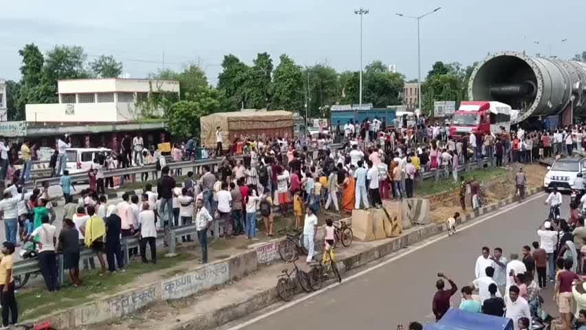 मोहनिया: NH19 पर हाइड्रा से फुट ओवर ब्रिज उठाकर चीनी मिल मशीनरी लदे ट्रक को सुरक्षित पार कराया गया, भीड़ जुटी