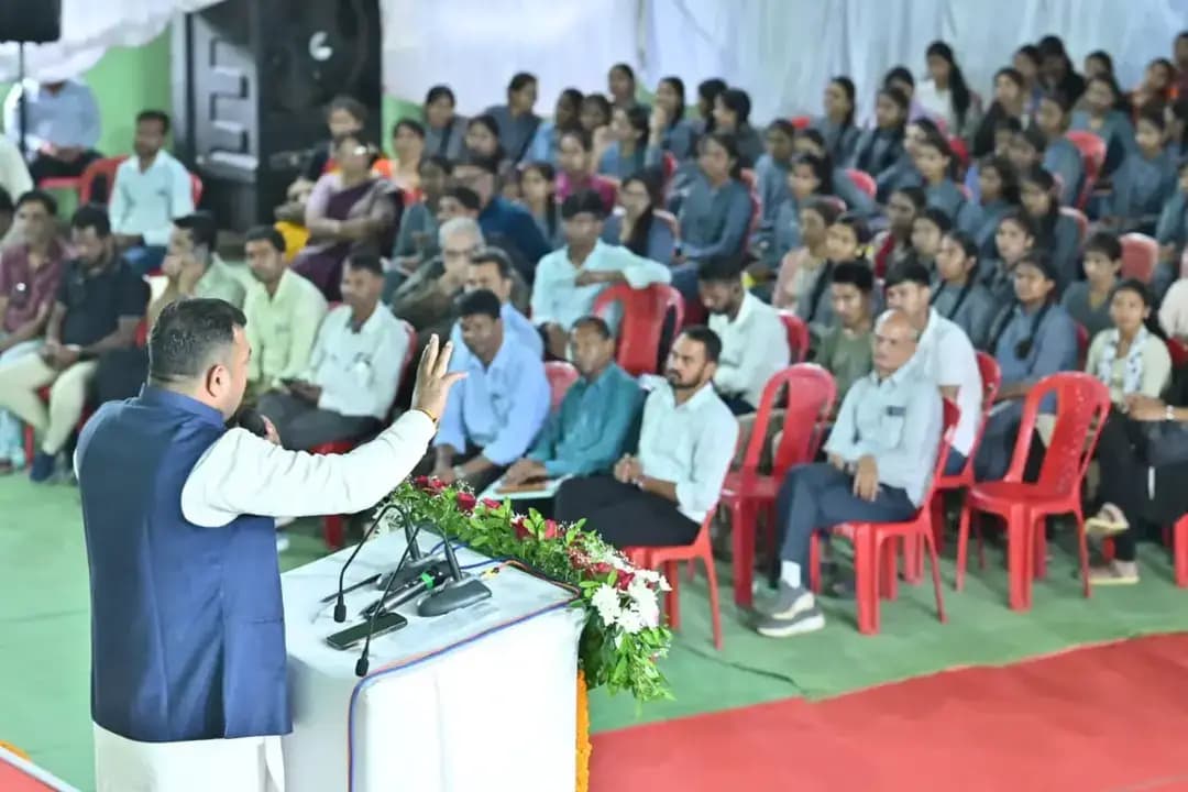 गरियाबंद के इंडोर स्टेडियम में आयोजित “युवा उड़ान 2026” कार्यक्रम में सम्मिलित होकर प्रतिभावान युवाओं का सम्मान किया। कार्यक्रम में छत्तीसगढ़ युवा आयोग के अध्यक्ष श्री विश्व विजय सिंह तोमर, विधायक श्री रोहित साहू एवं जिला पंचायत अध्यक्ष श्री गौरीशंकर कश्यप की गरिमामयी उपस्थिति रही।
इस अवसर पर कलेक्टर श्री रणबीर शर्मा एवं पुलिस अधीक्षक श्री वेदव्रत सिरमौर ने युवाओं से संवाद कर अपने अनुभव साझा किए और उन्हें उज्ज्वल भविष्य के लिए प्रेरित किया।
युवा उड़ान केवल एक कार्यक्रम नहीं, बल्कि युवाओं की प्रतिभा, क्षमता और सपनों को नई दिशा देने की सार्थक पहल है।
#युवा_उड़ान_2026 #सेवा_संकल्प_अभियान #युवा_शक्ति #gariyaband