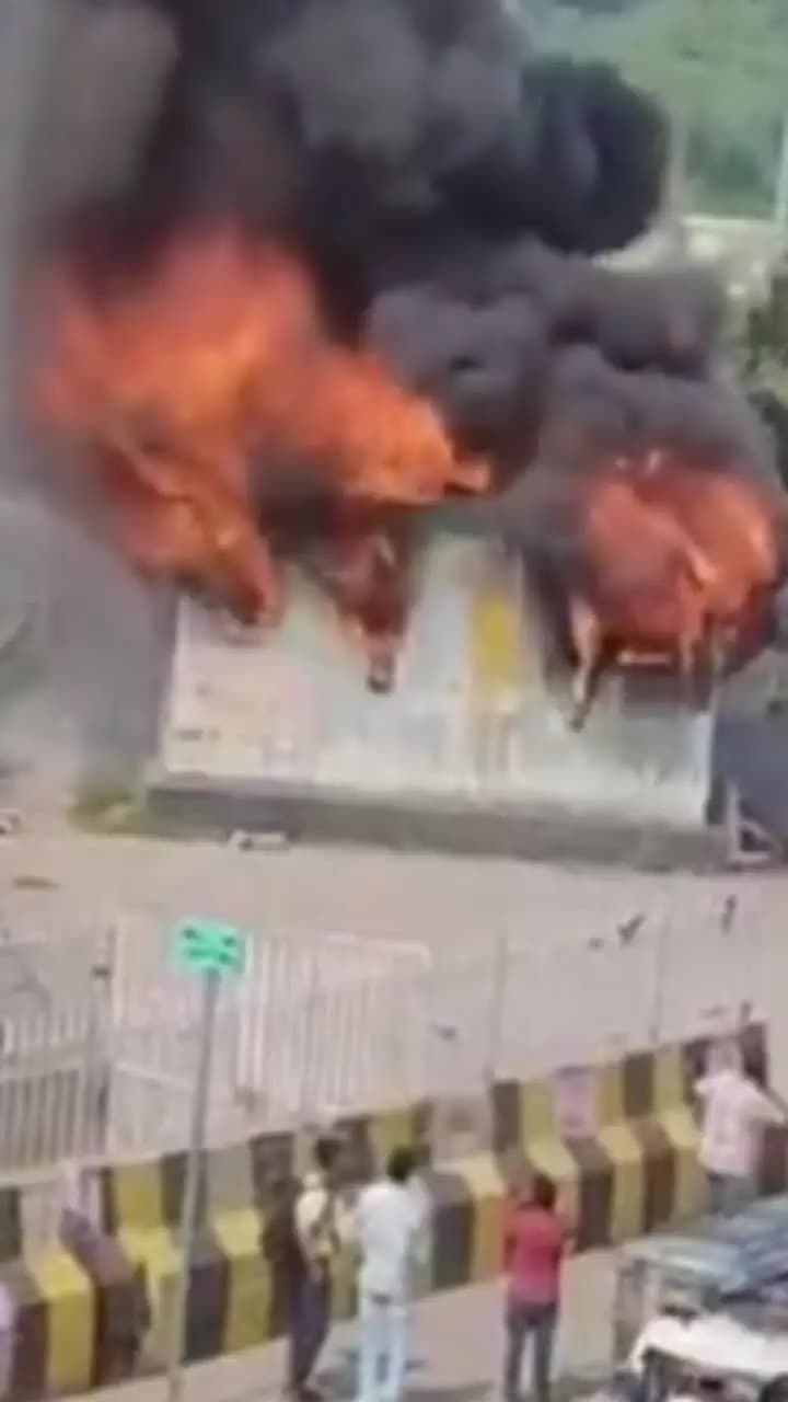 यमुना विहार: दिलशाद गार्डन इलाके में बंद पड़े मोहल्ला क्लीनिक में लगी भीषण आग
