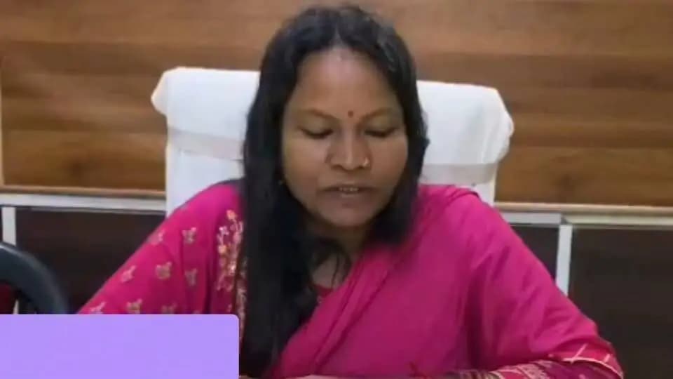 दक्षिण वनमंडलाधिकारी सुश्री श्रद्धा पेंद्रे ने वृक्ष से टकराकर कटाई कर रहे श्रमिक केशव साहू पिता बबन साहू उम्र 45 वर्ष निवासी शाहपुर थाना जैतपुर के ऊपर गिर गया, जिसके कारण श्रमिक की मौके पर ही मृत्यु हो गई के संबंध में दी जानकारी।
#शहडोल #shahdol Jansampark Madhya Pradesh Jansampark Fact Check