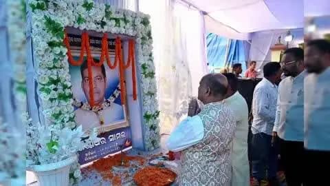 ଭଣ୍ଡାରିପୋଖରୀ: ଭଣ୍ଡାରିପୋଖରୀ ମିରହସନ୍ପୁର ରେ ରାଜ୍ୟସଭା ସାଂସଦ ମନମୋହନ ସାମଲ ଙ୍କ ବଡ ଭାଇଙ୍କ ଏକାଦଶାହ ରେ ଯୋଗଦେଲେ ମନମୋହନ ସାମଲ