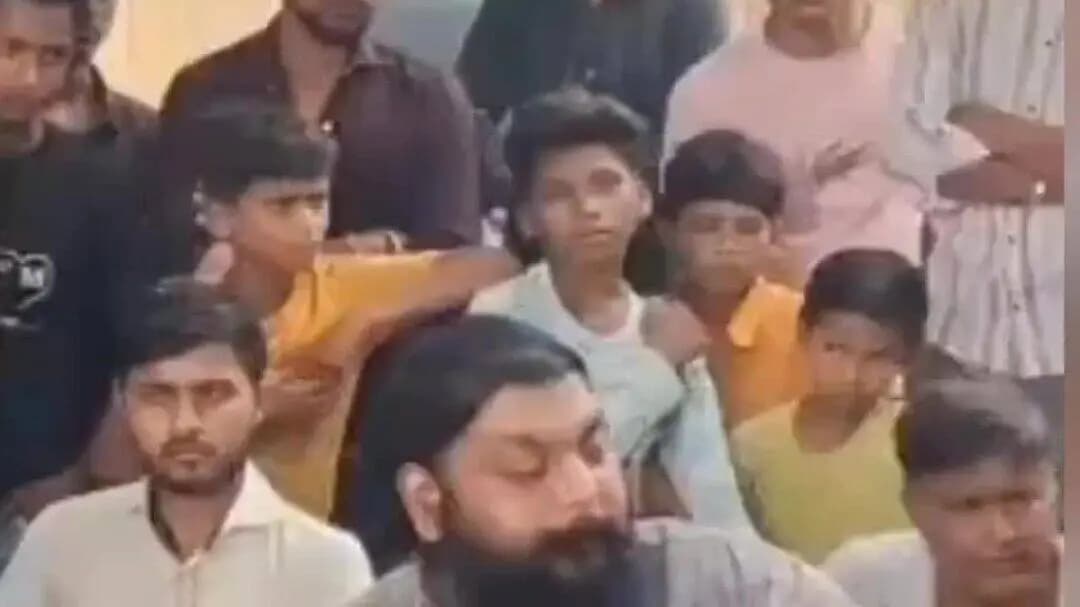बिल्हौर: बिल्हौर में बिजली कटौती से नाराज ग्रामीणों ने बिल वसूली टीम को बैठाया, अधिकारी और पुलिस के पहुंचने पर छोड़ा