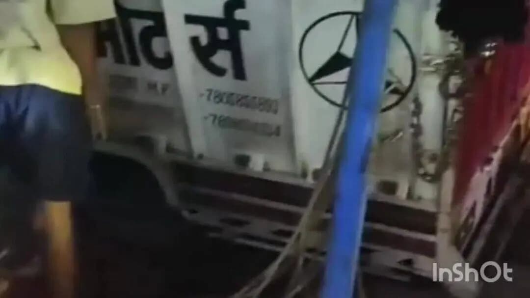 गुना नगर: हाट रोड के बीच बाजार में सड़क के गड्ढों में पिकअप वाहन का पहिया धंसा, चालक परेशान, बड़ा हादसा टला