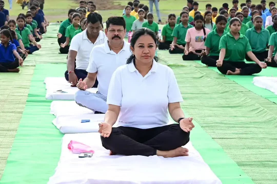 सारंगढ़ के खेलभाठा मैदान में आयोजित सामूहिक योग कार्यक्रम में कलेक्टर पद्मिनी भोई साहू, पुलिस अधीक्षक सुनील शर्मा, जिला पंचायत सीईओ ऋषिकेश तिवारी सहित हजारों स्कूली बच्चों, प्रशिक्षु पुलिस जवानों, अधिकारियों-कर्मचारियों एवं नागरिकों ने योगाभ्यास किया।
11वें आयुर्वेद दिवस के अवसर पर आयुष विभाग द्वारा काढ़ा वितरण किया गया। कलेक्टर ने लोगों से योग को नियमित दिनचर्या का हिस्सा बनाने की अपील की, वहीं पुलिस अधीक्षक ने साइबर अपराध एवं ऑनलाइन ठगी से बचाव के प्रति जागरूक किया।
#सेवा_संकल्प_अभियान #Yoga #AyurvedaDay #CyberAwareness #SarangarhBilaigarh
