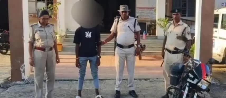 नवादा: नवादा पुलिस ने अवैध शराब के खिलाफ बड़ी कार्रवाई की, 5 तस्कर गिरफ्तार, भारी मात्रा में शराब और बाइक की गई जब्त